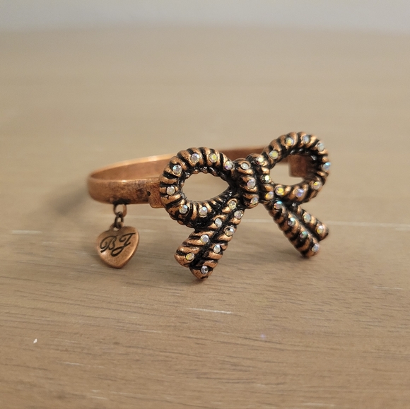 Betsey Johnson Bow Bangle Bracelet - Picture 1 of 10